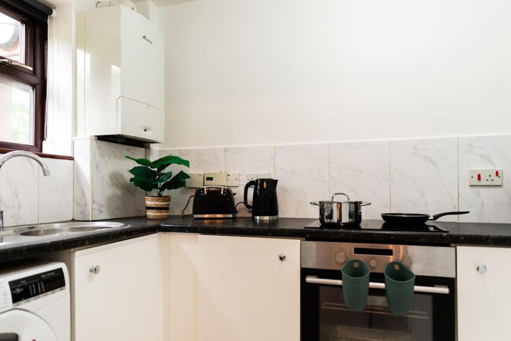 Cosy Decorated Flat In Tonbridge Apartamento Exterior foto